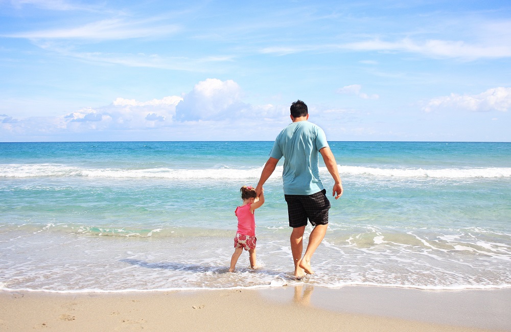 Vader en dochter aan zee - foto
