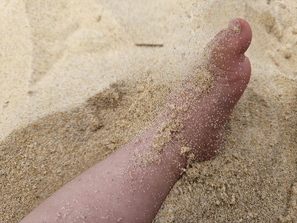 strand Contis Plage Frankrijk babyvoet in zand