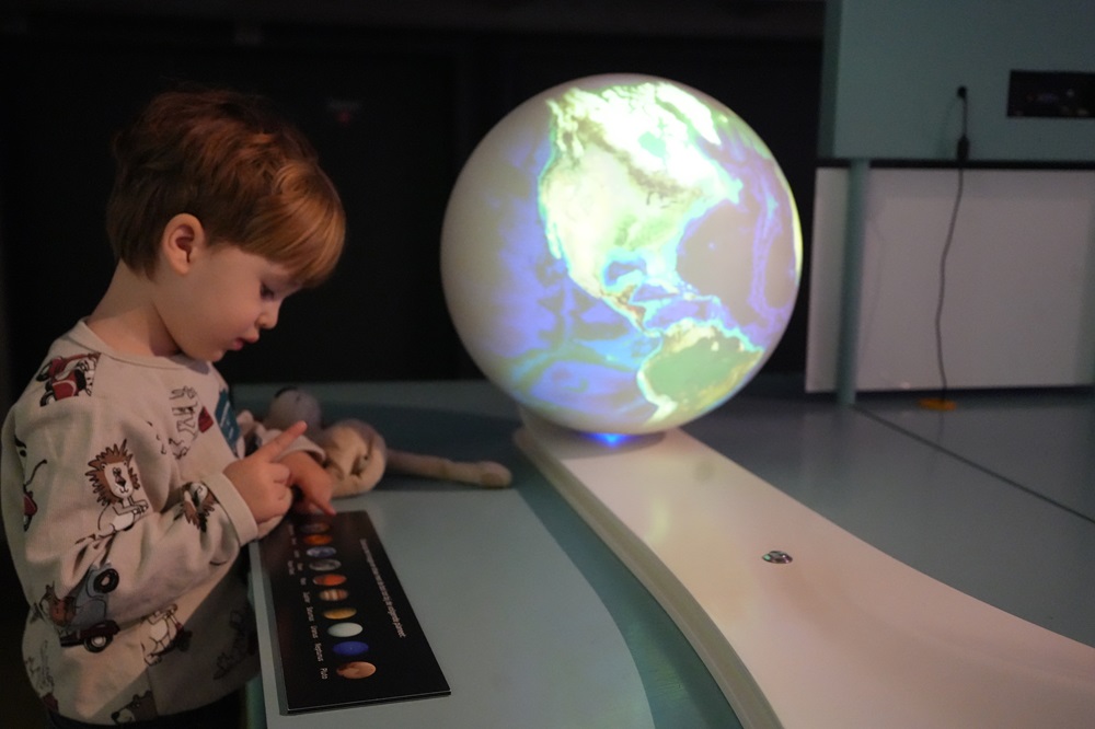 360° show Dinosaurs a story of survival in Cosmodrome (review)